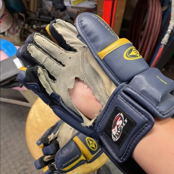 Wilfrid Laurier ice hockey team issued gloves - Picture 3 of 5